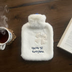 Hello Everyone Yazılı Kurdeleli Beyaz Peluş Sıcak Su Torbası 1 Lt – Yumuşak Kılıf, Uzun Süre Sıcak Tutan Termal Su Torbası