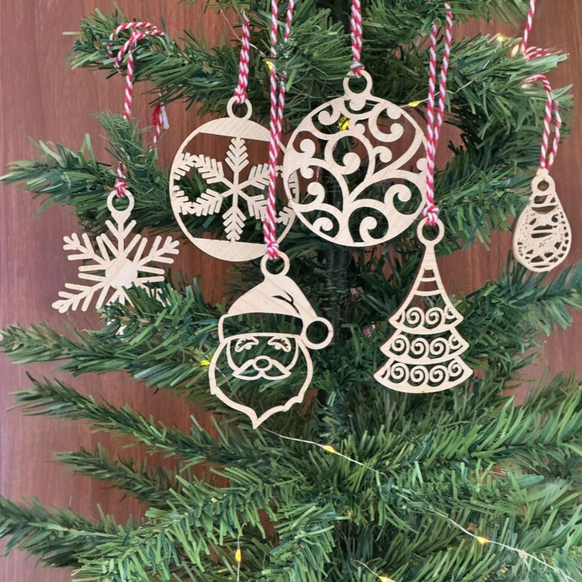 BUFFER 6 Parça Kırmızı Beyaz İpli Noel Babalı ve Kar Tanesi Model Ahşap Yılbaşı Ağaç Süsü