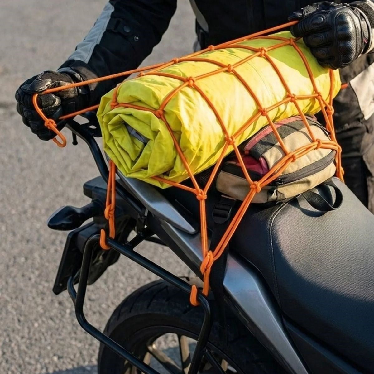 Kask BUFFER Esnek Motosiklet Kask ve Bagaj Filesi – Kask Sabitleyici Plastik Kancalı Taşıma Ağı 35x35 cm