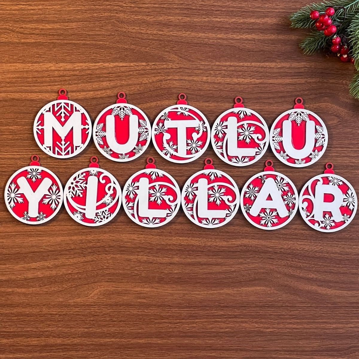 BUFFER 11 Harfli Kırmızı Beyaz İpli MUTLU YILLAR Yazılı Ahşap Yılbaşı Ağaç Süsü