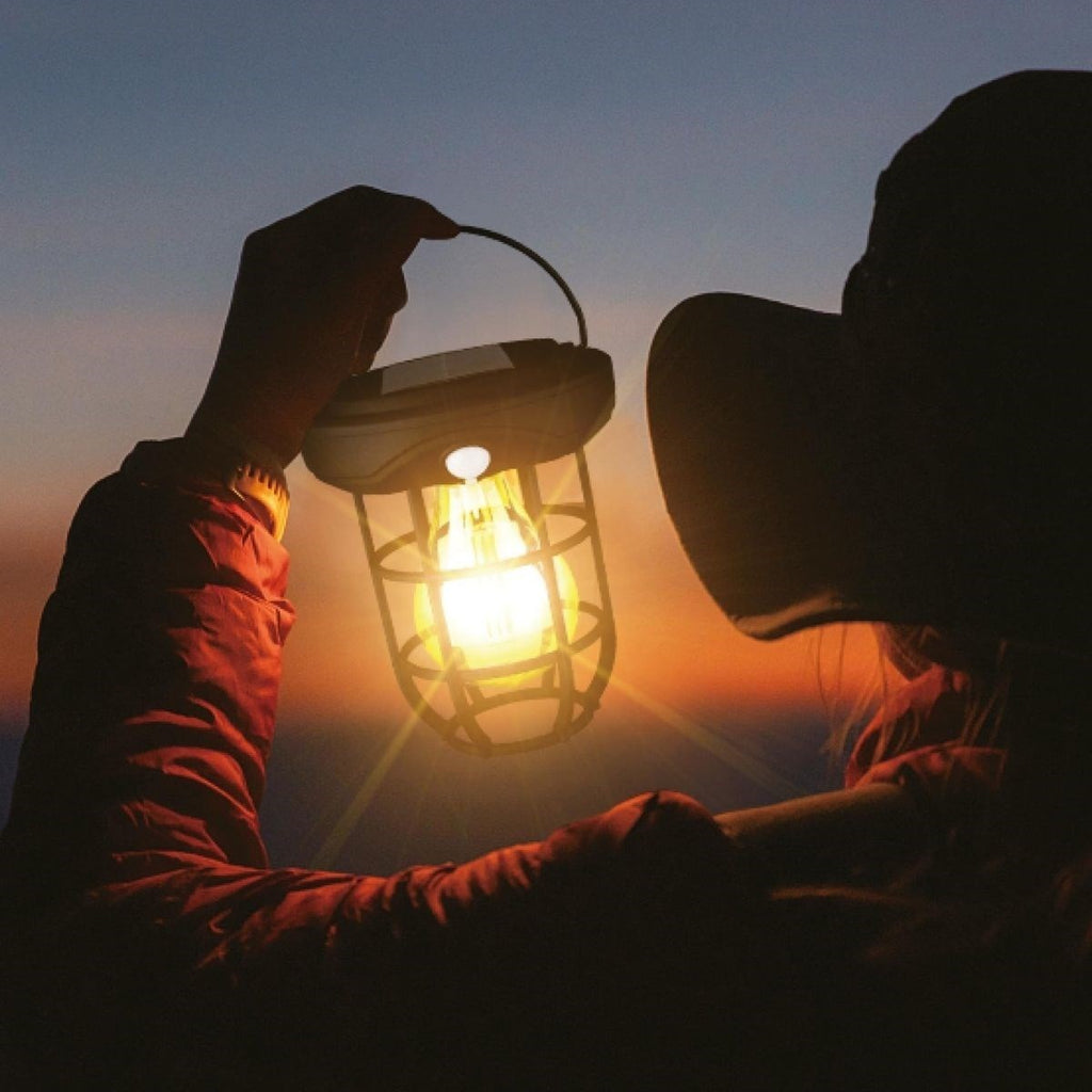 Solar Kamp Feneri – Güneş Enerjili, Otomatik Şarj ve Gece Işığı, Taşınabilir ve Asılabilir LED Dış Mekan Lamba