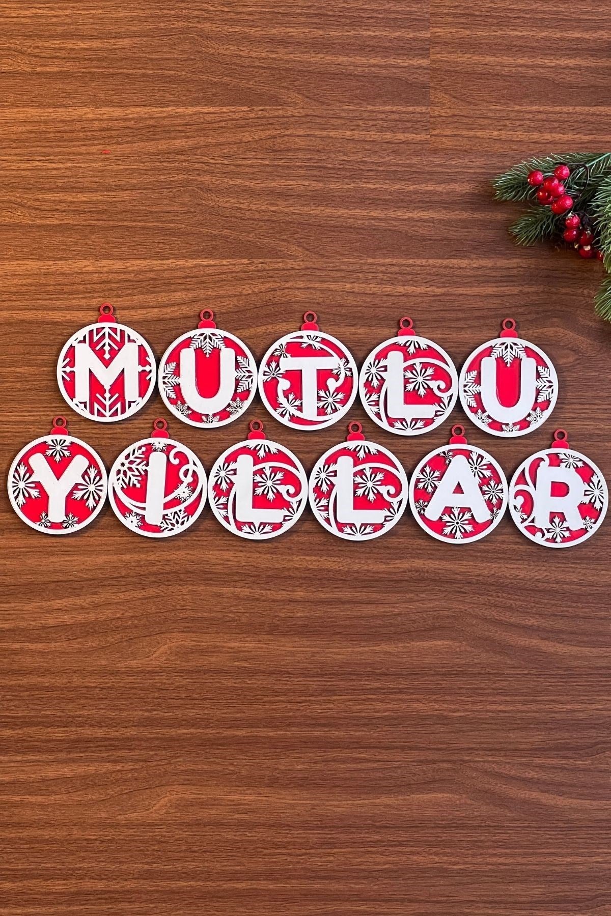 BUFFER 11 Harfli Kırmızı Beyaz İpli MUTLU YILLAR Yazılı Ahşap Yılbaşı Ağaç Süsü