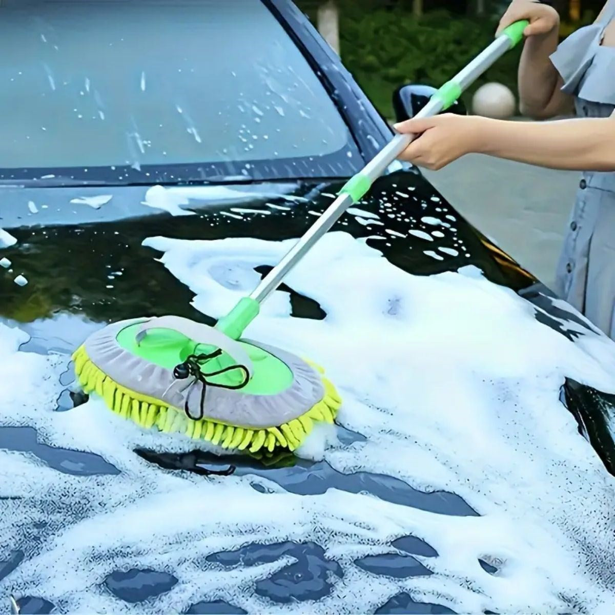 Mikrofiber oto yıkama mop ile jant ve yüzey temizliği